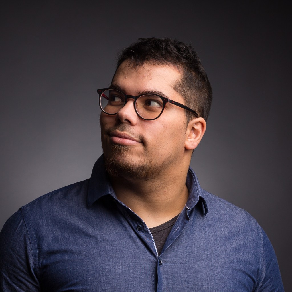 Aurélien avec une chemise et un sourire en coin